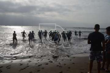 Ricardo Hernández y Raquel Aróstegui ganan con autoridad el XXVII Triatlón de Salinetas (Foto TA)